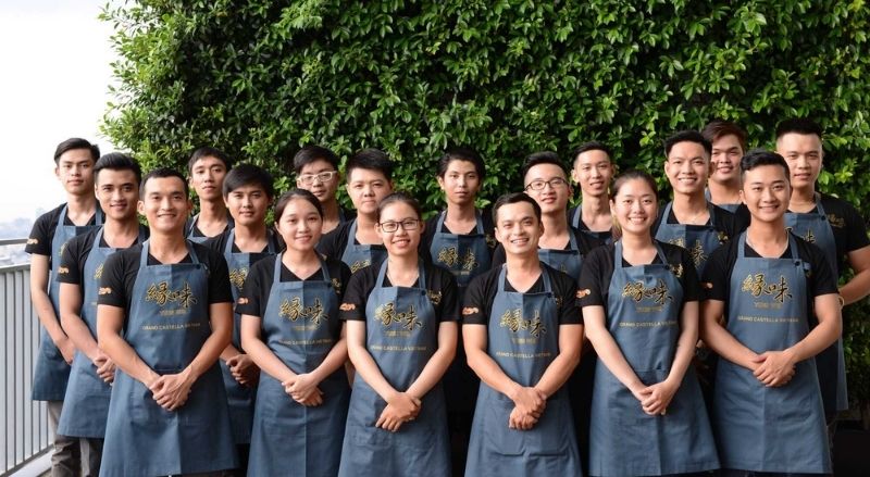 Mẫu 10 - nhân viên phục vụ trẻ trung năng đông qua màu xanh của chiếc tạp dề đẹp cùng áo thun đồng phục