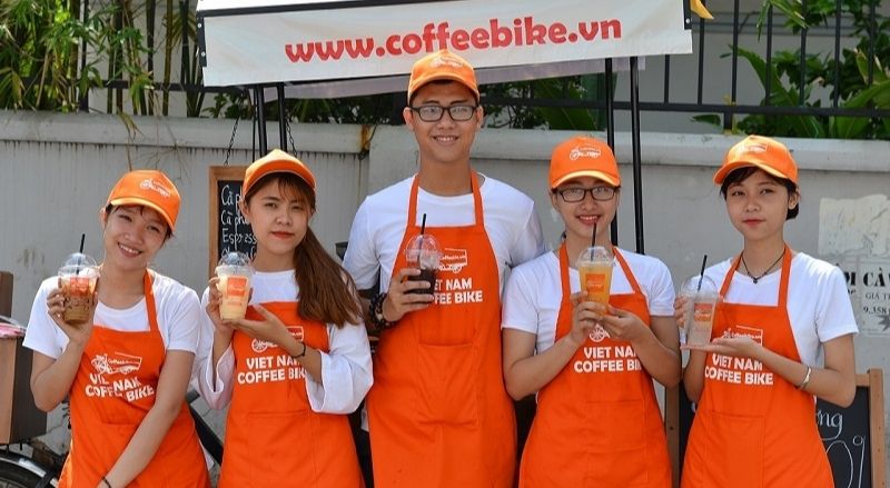 Tạp dề màu cam nổi bật chính là màu của thương hiệu cafe COFFEEBIKE.
