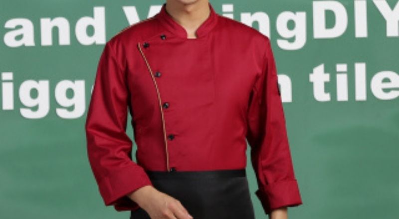 Sử dụng màu đỏ làm áo bếp cũng được khá nhiều nhà hàng áp dụng