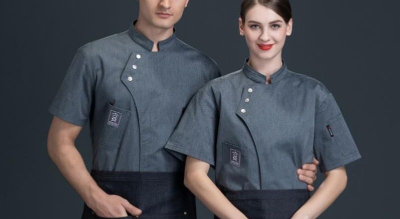 Kiểu áo ngắn tay màu xanh than với 1/2 hàng nút độc áo, tạo sự mới lạ
