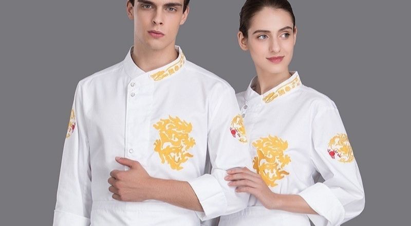 Áo bếp màu trắng có in hình rồng vàng, kiểu áo mới lạ