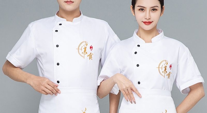 Phong cách trung quốc thể hiện rõ qua đường nét logo của nhà hàng trên áo bếp