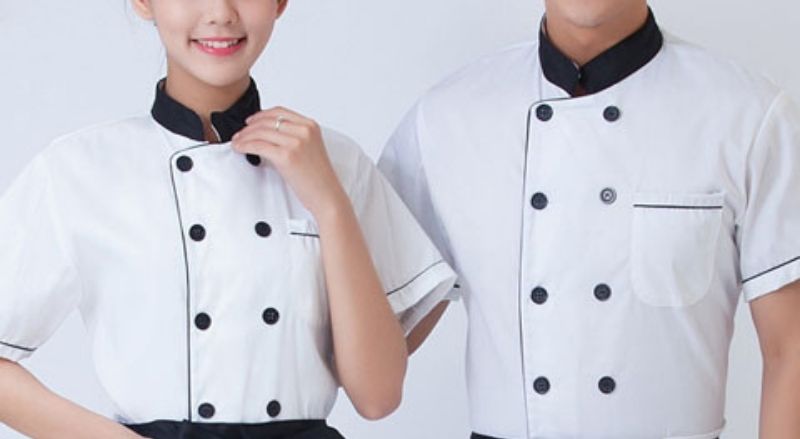 Áo màu trắng và tay ngắn luôn là ưu tiên số 1 của mẫu áo đầu bếp nữ và nam