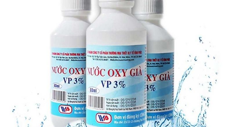 Xử lý mốc trên áo đồng phục trắng bằng Oxy già