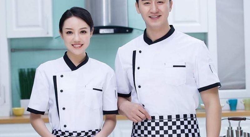 Áo đầu bếp nữ và nam 1 hàng nút, có thiết kế thêm một đường viền đen gần hàng nút