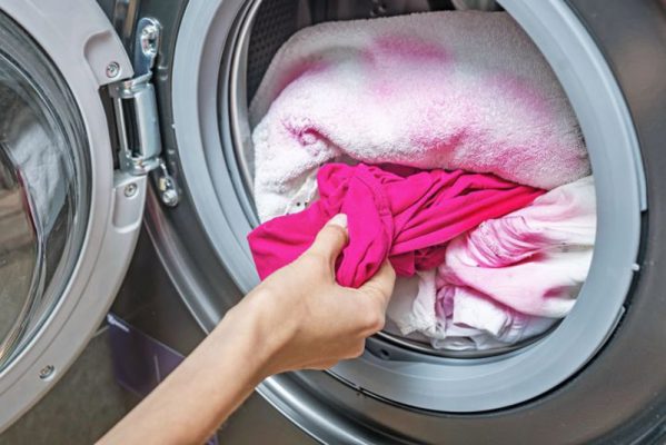 Quần áo ra màu khi giặt khiến nhiều người dùng khó chịu
