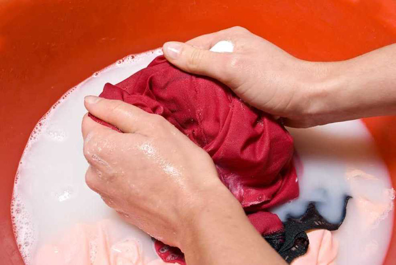 Giặt bằng tay để tránh trường hợp quần áo bị ra quá nhiều màu