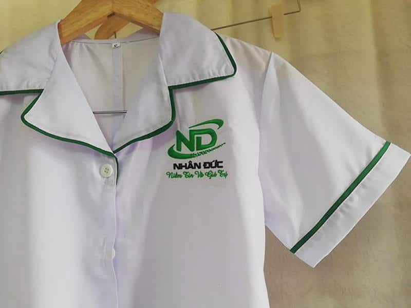 Mẫu áo blouse thêu tên và logo bệnh viện