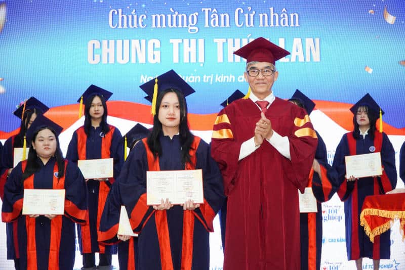 Màu áo tốt nghiệp cử nhân đại học