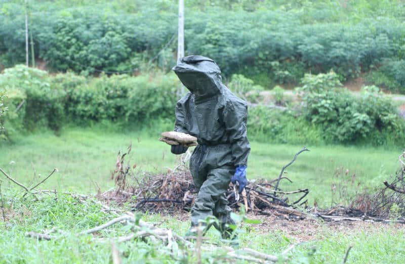 Quần áo bảo hộ bắt ong bảo vệ tính mạng và sức khỏe người lao động