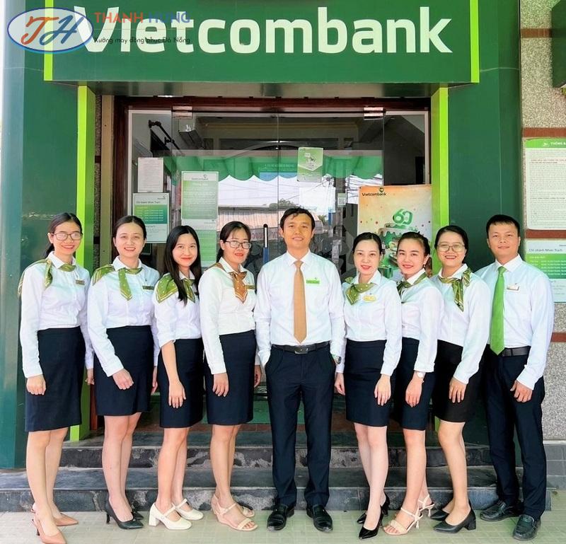 Chân váy đồng phục Vietcombank có dáng váy bút chì lưng cao ôm 3 vòng