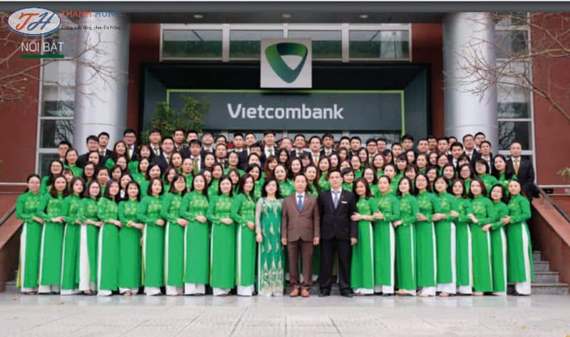 Áo dài Vietcombank được thiết kế như áo dài truyền thống có cổ áo cao hình chứ V,