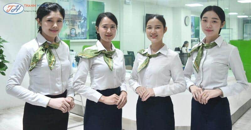 Đồng phục Vietcombank có màu sắc chính là xanh lá cây và màu sắc phụ là trắng