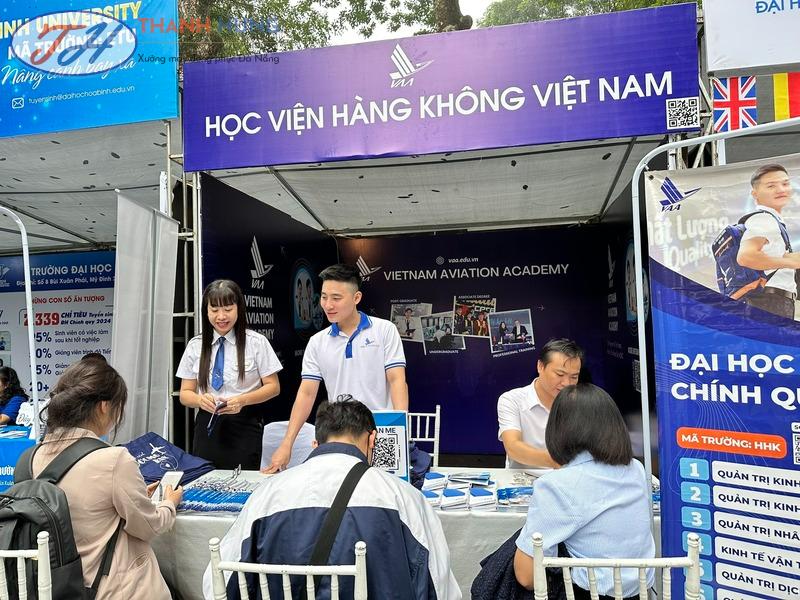 Đồng phục sinh viên học viện hàng không qua ngoại khoá qua ống kính