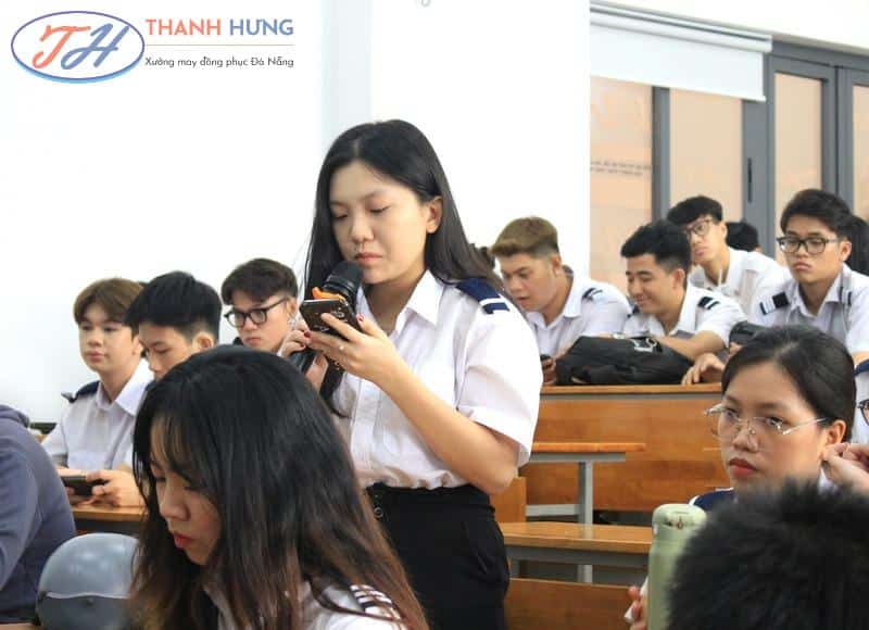 Đồng phục sinh viên học viện hàng không qua qua ống kính khi tham gia học tập