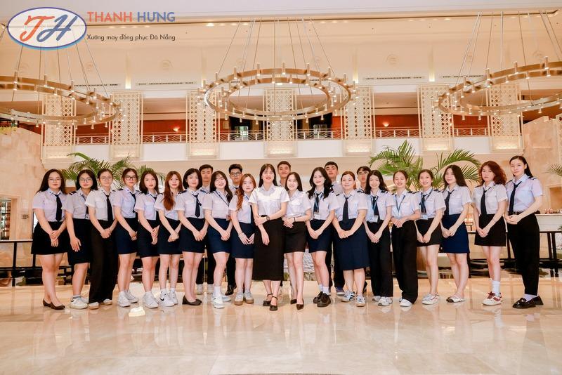 Đồng phục sinh viên học viện hàng không qua qua ống kính 