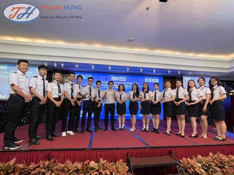 Đồng phục sinh viên Học viện Hàng không nổi bật với tông màu trắng và xanh navy