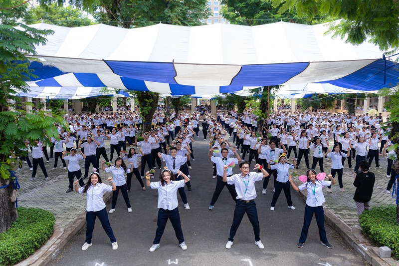 Áo sơ mi đồng phục Lê Hồng Phong với thiết kế truyền thống với cổ áo đứng tay lửng