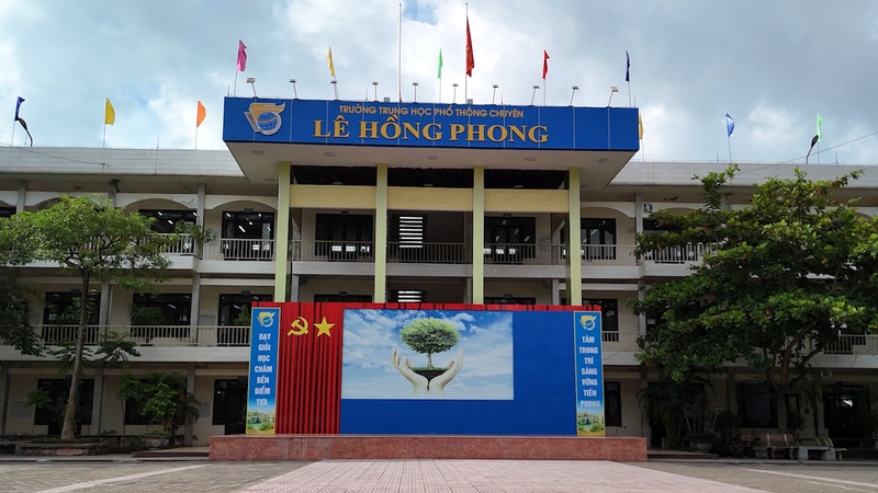 Ban đầu mang tên Trường Trung học Pétrus Trương Vĩnh Ký