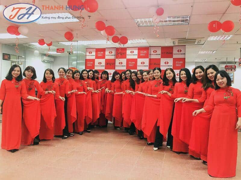 Áo dài truyền thống được Techcombank sử dụng trong các sự kiện quan trọng hoặc dịp lễ tết