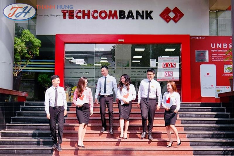 Đối với nhân viên nữ, chân váy công sở dáng chữ A hoặc dáng bút chì với tông màu đen,