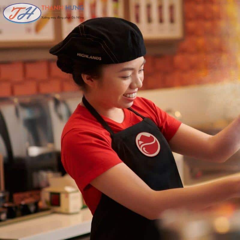 Áo thun cổ tròn là một trong những mẫu đồng phục Highlands Coffee phổ biến
