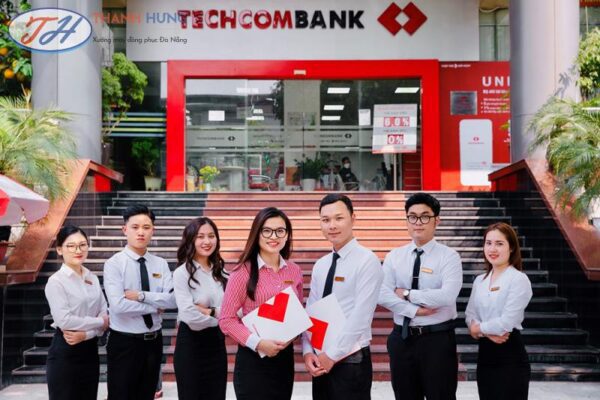 Đồng phục Techcombank không chỉ giúp nâng cao tính nhận diện mà còn thể hiện sự chuyên nghiệp.