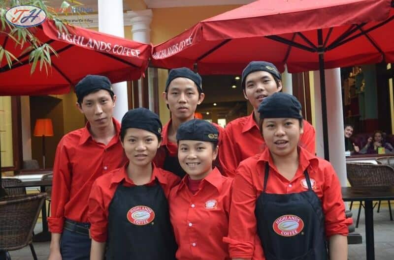 Đối với cấp quản lý tại Highlands Coffee, Áo sơ mi thường có màu đỏ, đen hoặc nâu.