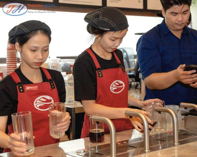 Tạp dề và mũ là phụ kiện không thể thiếu trong bộ đồng phục,