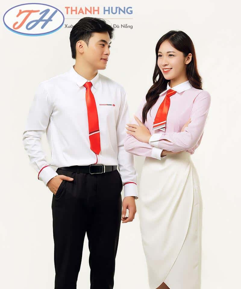 Áo sơ mi là một phần không thể thiếu trong mẫu áo đồng phục Techcombank của nhân viên.