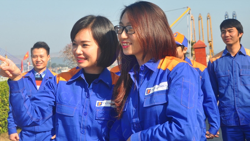 Logo thương hiệu được thêu hoặc in nổi bật ở vị trí trước ngực và lưng áo