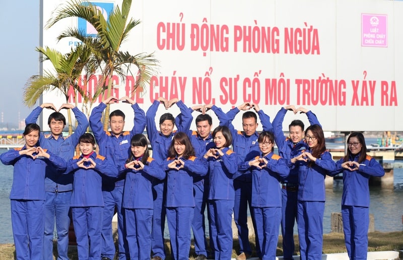 Petrolimex có màu sắc đồng phục chủ đạo là xanh dương kết hợp với cam