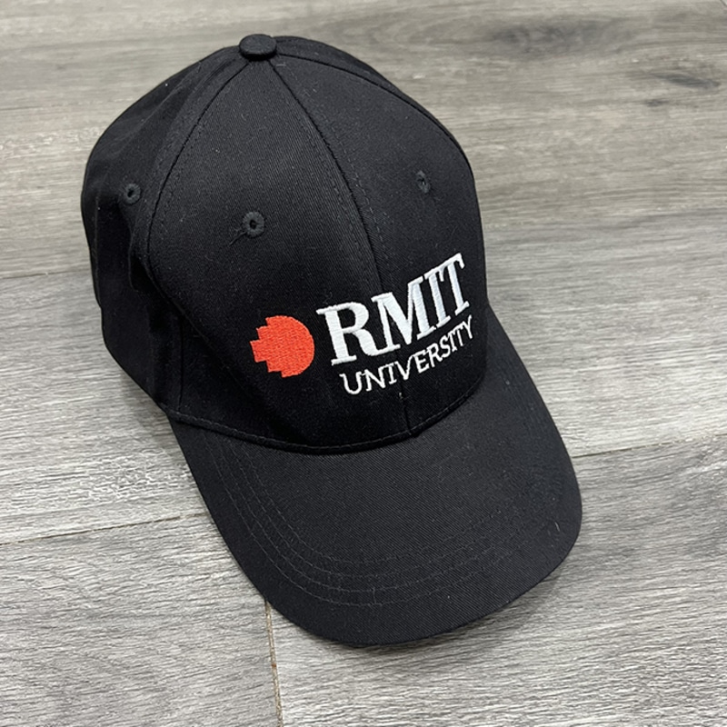 Mũ lưỡi trai có gam màu đen chủ đạo với thiết kế Snapback trẻ trung