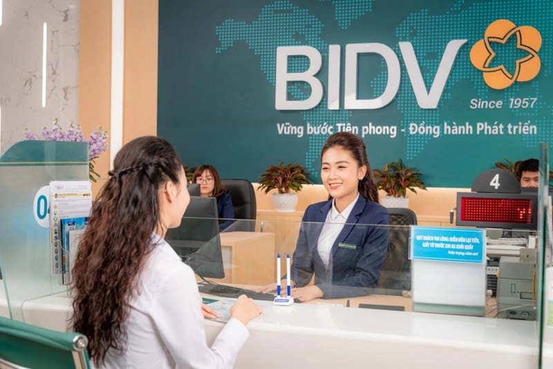 Đồng phục BIDV sử dụng hai tông màu chủ đạo là xanh ngọc lục bảo và trắng