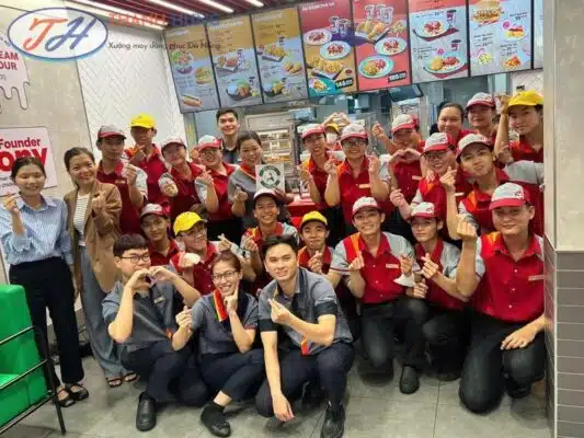 Đồng phục Jollibee thể hiện được sự chuyên nghiệp và tận tâm trong công việc