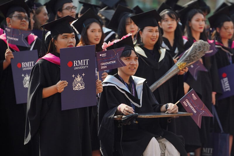 Đồng phục trường Đại học Rmit được thiết kế một cách chỉnh chu và đẹp mắt