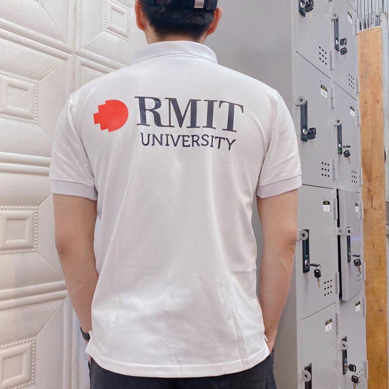 Logo trường Rmit được in trên ngực trái và in mặt sau lưng