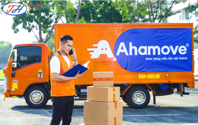 Áo gile trong bộ đồng phục Ahamove được thiết kế như một lớp áo khoác nhẹ,