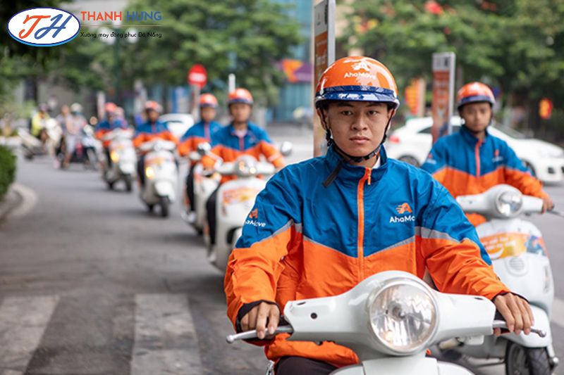 Áo khoác đồng phục Ahamove có màu chủ đạo là cam đặc trưng của thương hiệu