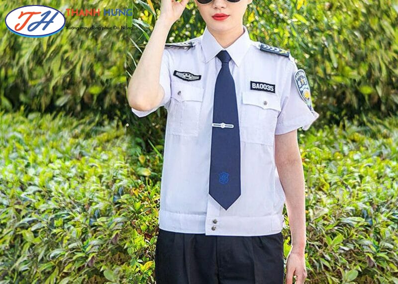 Đồng phục an ninh tại sân bay dành cho nữ được thiết kế bo eo giúp vừa hơn với cơ thể