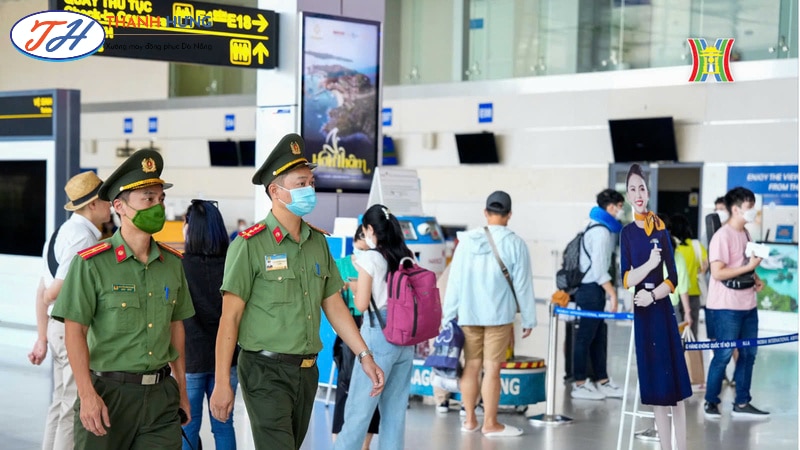 Đồng phục mùa hè của an ninh sân bay được thiết kế thoải mái giúp người mang dễ dàng vận động