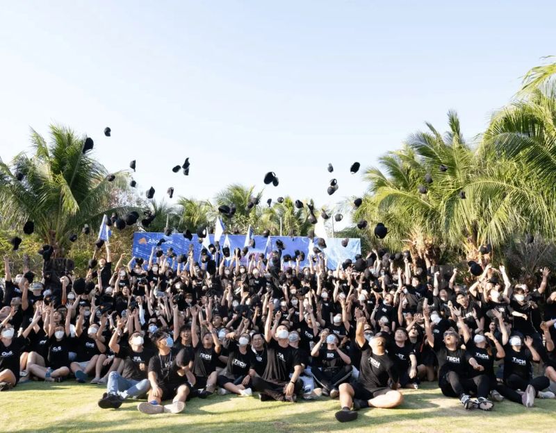 Đồng phục team building Ahamove được thiết kế màu sắc tuỳ chọn chủ đề