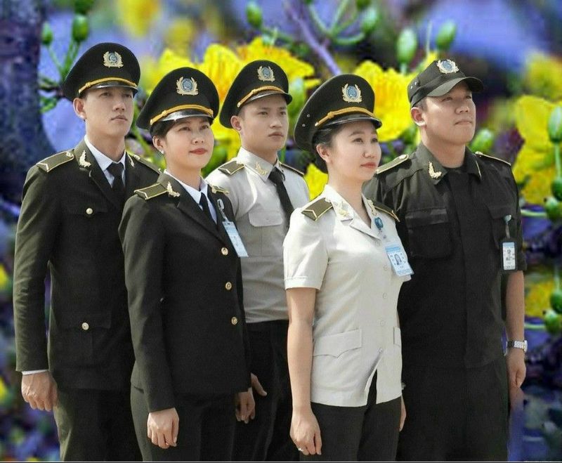 Đồng phục tiêu chuẩn có tông màu xanh đậm hoặc xám, tích hợp bảng tên.