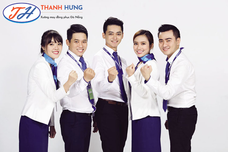 Quần tây màu xanh navy gọn gàng khó bám bậnr