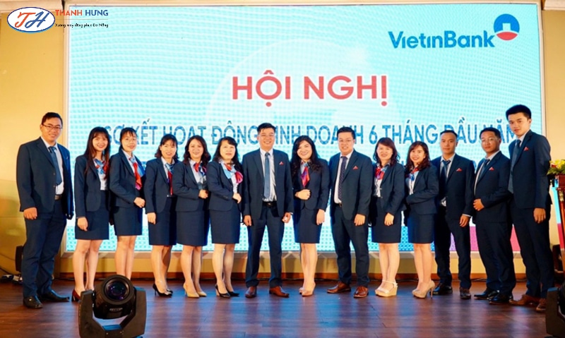Quần tây và chân váy là những trang phục cơ bản, tạo nên sự lịch sự và chuyên nghiệp