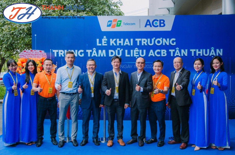 Áo dài ACB có màu xanh dương, thiết kế truyền thống