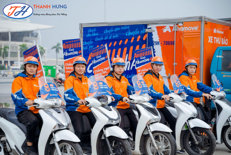 Đồng phục Ahamove được thiết kế với các tiêu chí an toàn như có phản quang
