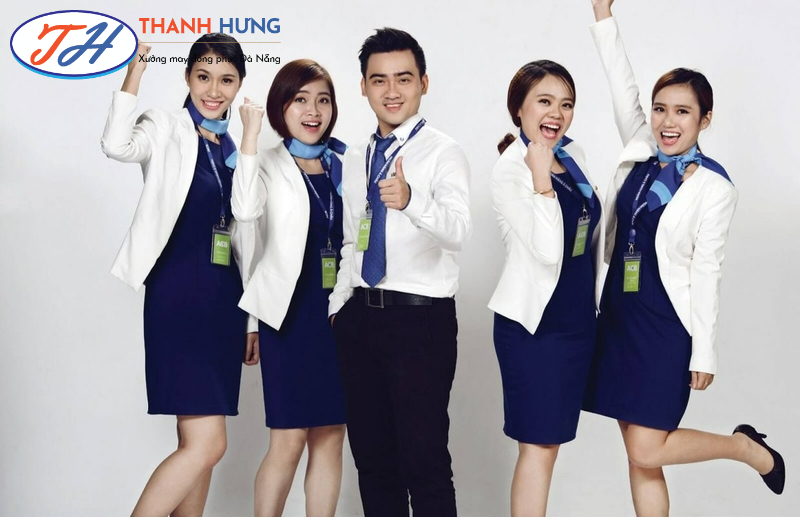 Khăn quàng cổ màu xanh dương hoặc xanh nhạt