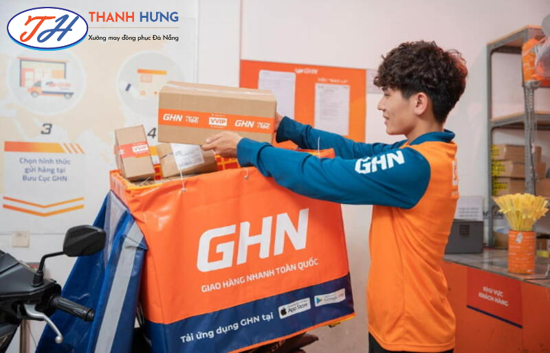 Áo polo tày dài kết hợp xanh dương và logo ở bắp tay trái
