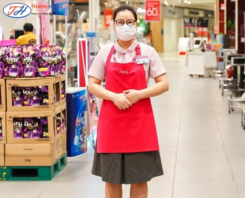 Đồng phục nhân viên quầy tươi sống (Tạp dề) của Go có màu đỏ